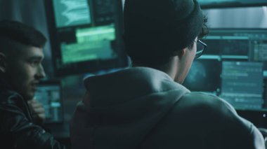 Erkek suçlular hacker saldırısını tartışıyor