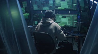 Genç hacker başarılı saldırıyı kutluyor