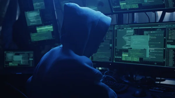 Männliche Kriminelle hacken Börse — Stockfoto