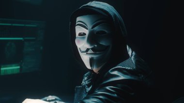 Tanımlanamayan hacker kameraya bakıyor