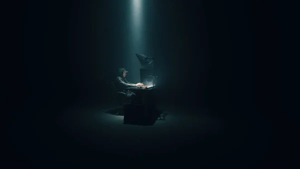 Człowiek hacking w ciemnym pokoju w świetle reflektorów — Zdjęcie stockowe