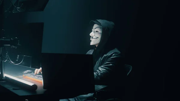 Anonimowy człowiek kradnący dane online — Zdjęcie stockowe