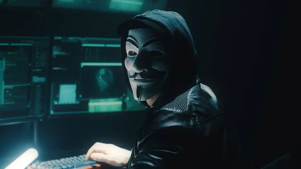 Männlicher Cyberkrimineller blickt in die Kamera — Stockfoto