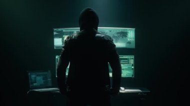 Bilgisayar monitörlerindeki verileri izleyen isimsiz hacker