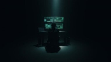 İsimsiz hacker kameraya bakıyor.