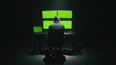 Darknet 'teki kapüşonlu erkek hacker