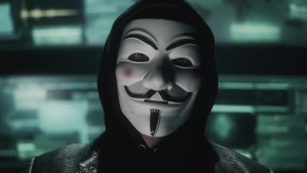 Anonieme oplichter kijkt naar de camera — Stockvideo