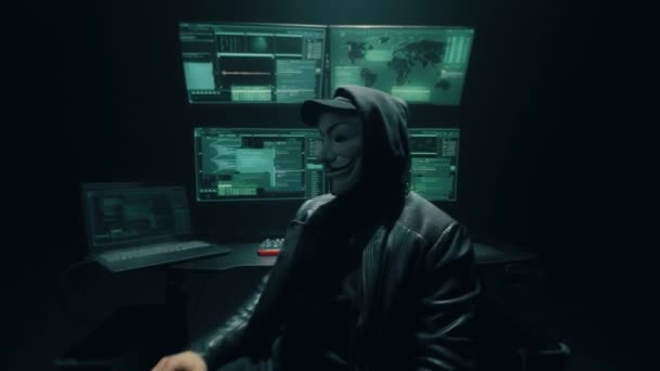 在暗室使用计算机的匿名黑客 — 图库视频影像