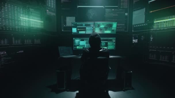 Ensam hacker i mörka rymden — Stockvideo