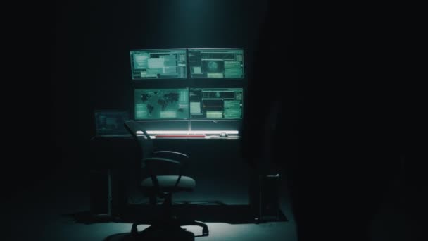 Человек начинает писать вредоносные программы в темной комнате — стоковое видео