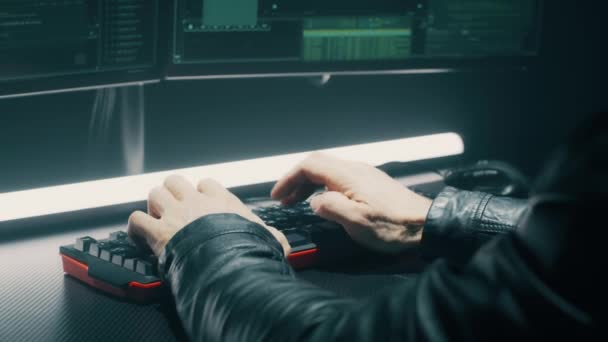 Хакер печатает на клавиатуре во время кибератаки — стоковое видео