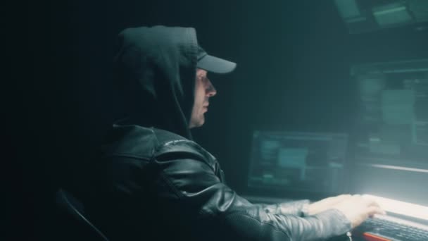 Male hacker committing cybercrime — Stock Video