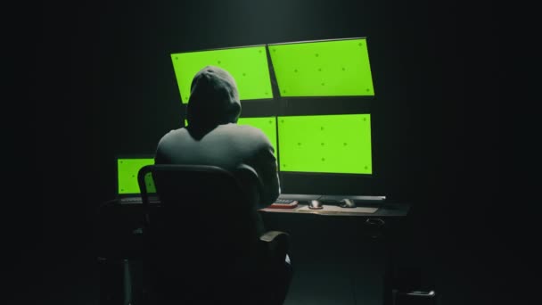 Anonymní hacker používající počítač ve tmě — Stock video