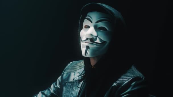 匿名男子在网上窃取数据 — 图库视频影像