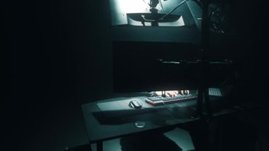 Siber suç işleyen isimsiz bir adam.