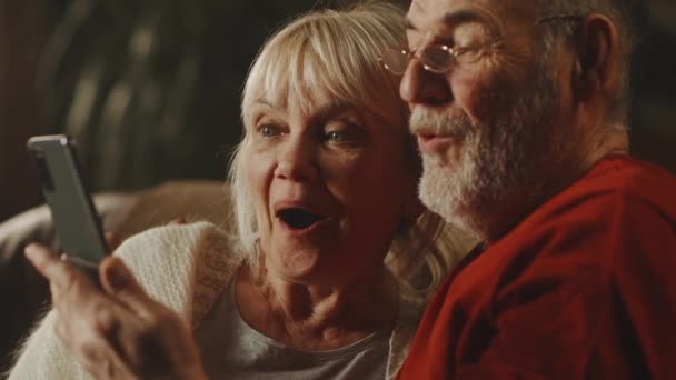 Gelukkig senior paar maakt video-oproep naar familieleden — Stockvideo
