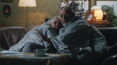 Kızgın koca eşiyle krizi tartışıyor.