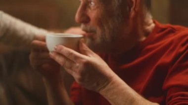Çay içip sohbet eden yaşlı bir çift.