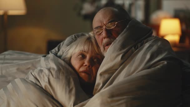Trist cuplu în vârstă încălzire reciproc sub pătură — Videoclip de stoc