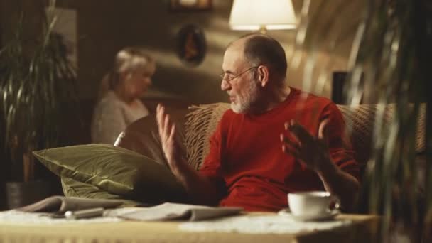 老人夫婦が家で口論する — ストック動画