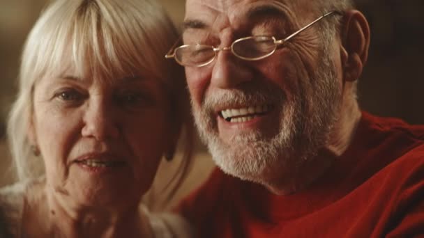 Ältere Mann und Frau mit Online-Gespräch — Stockvideo