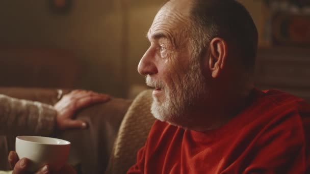 Ηλικιωμένος σύζυγος με τσάι ακούγοντας τη γυναίκα του — Αρχείο Βίντεο
