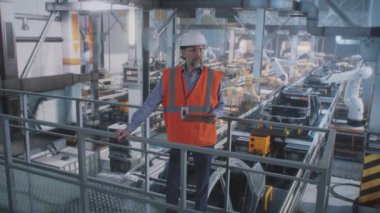 Olgun işçi üretim hattını kontrol ediyor