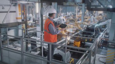 Olgun işçi üretim hattını kontrol ediyor