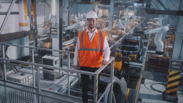 Engenheiro masculino trabalhando na fábrica de carros — Vídeo de Stock