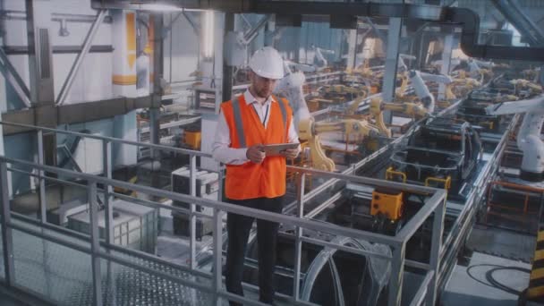 Männlicher Ingenieur arbeitet in Autofabrik — Stockvideo