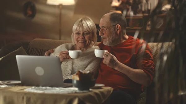 Couple âgé buvant du thé et discutant film — Photo