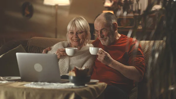 Starší pár pije čaj a diskutuje o filmu — Stock fotografie