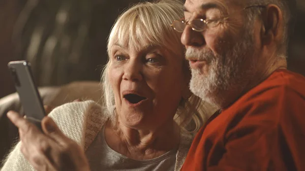 Šťastný starší pár dělat videohovor příbuzným — Stock fotografie