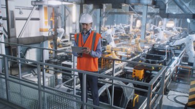 Olgun işçi üretim hattını kontrol ediyor