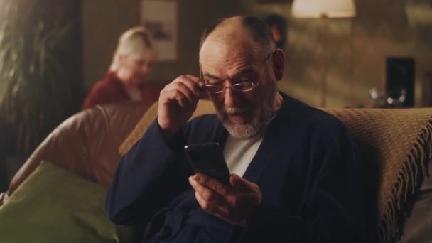 Šťastný starší muž dostávající dobré zprávy — Stock video