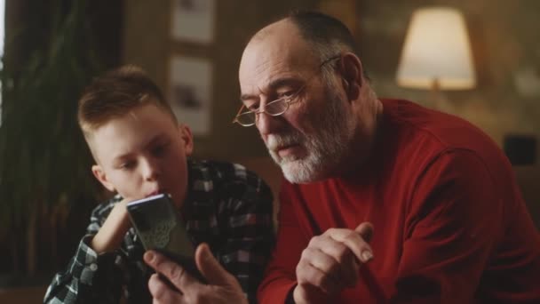 Petit-fils enseignant grand-père à utiliser un smartphone — Video