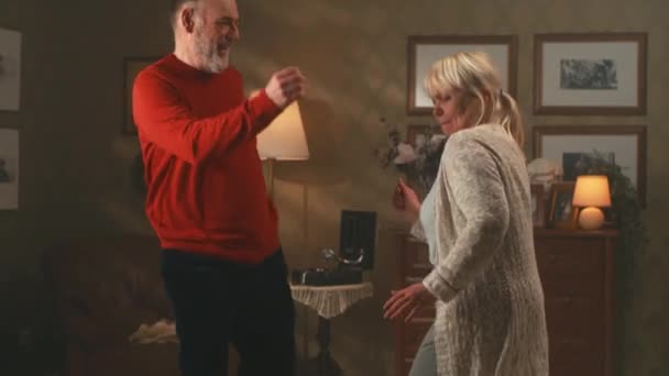 Älteres Paar tanzt Twist zu Hause — Stockvideo