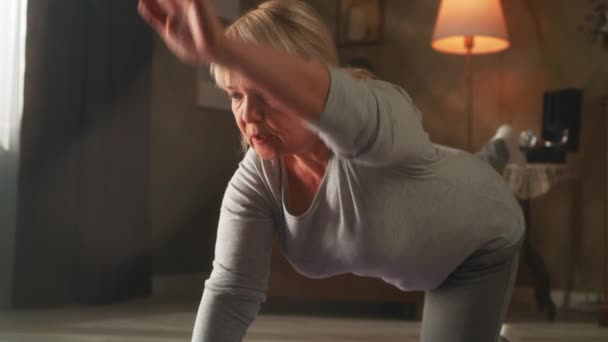 Fêmea idosa se exercitando de manhã — Vídeo de Stock