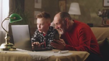 Torun dedeye aletleri kullanmasında yardım ediyor.