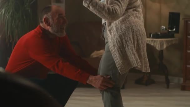 Esposo mayor y esposa bailando en fin de semana — Vídeos de Stock