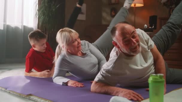 祖父母と孫が一緒に運動する — ストック動画