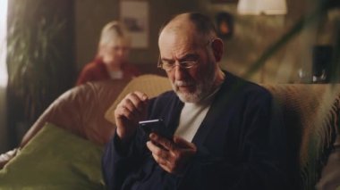 Akıllı telefonlu son sınıf öğrencisi.