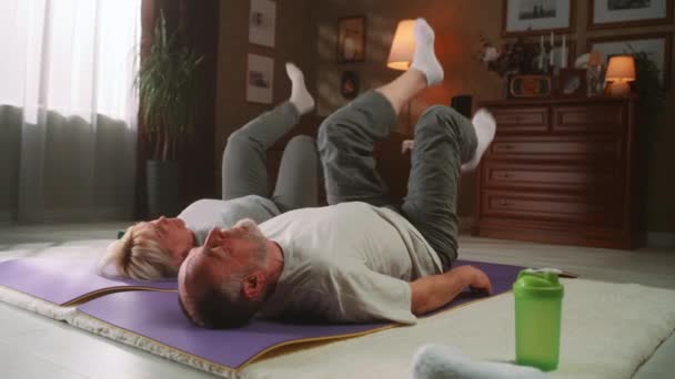 Coppia anziana che si allena su un tappeto fitness — Video Stock