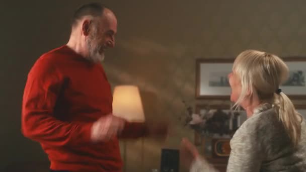 Весела пара на пенсії танцює вдома — стокове відео