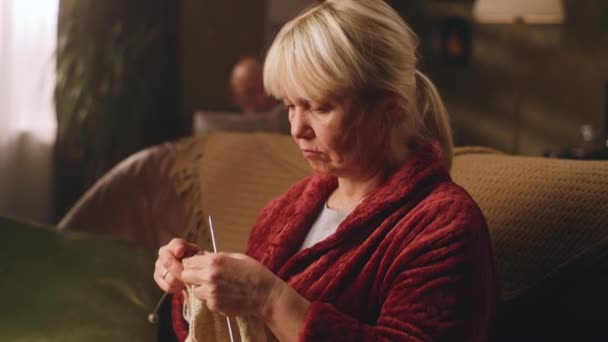 Γιαγιά πλέκει ένα ζεστό πουλόβερ — Αρχείο Βίντεο