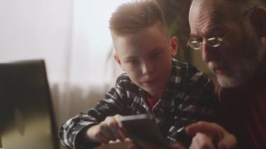 Verileri bilgisayara kopyalayan bir genç