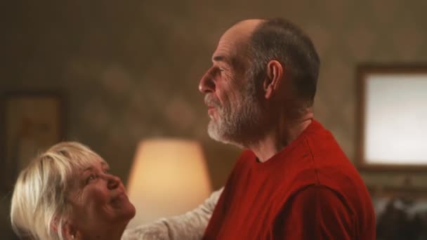 Les grands-parents dansent le soir — Video