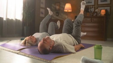 Spor paspası üzerinde egzersiz yapan yaşlı çift