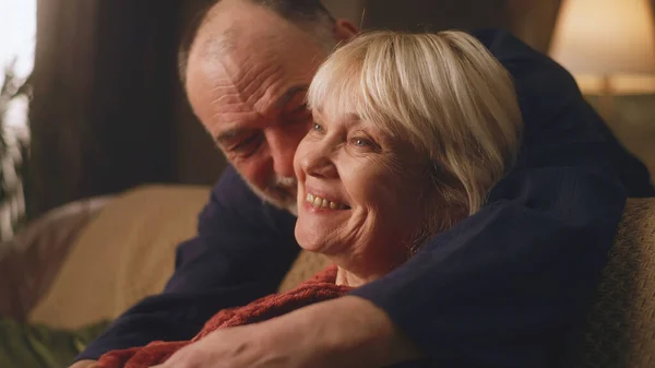 Mann und Frau im Alter umarmen sich — Stockfoto