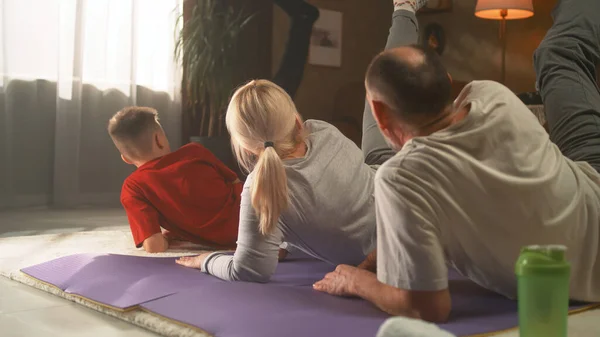 Family doing sports at home together — Stock Photo, Image